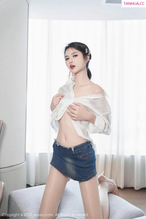 李浅浅  [XiuRen]高清写真图 2023.11.15 No.7667 浅浅Danny 短裙美腿第17张图片
